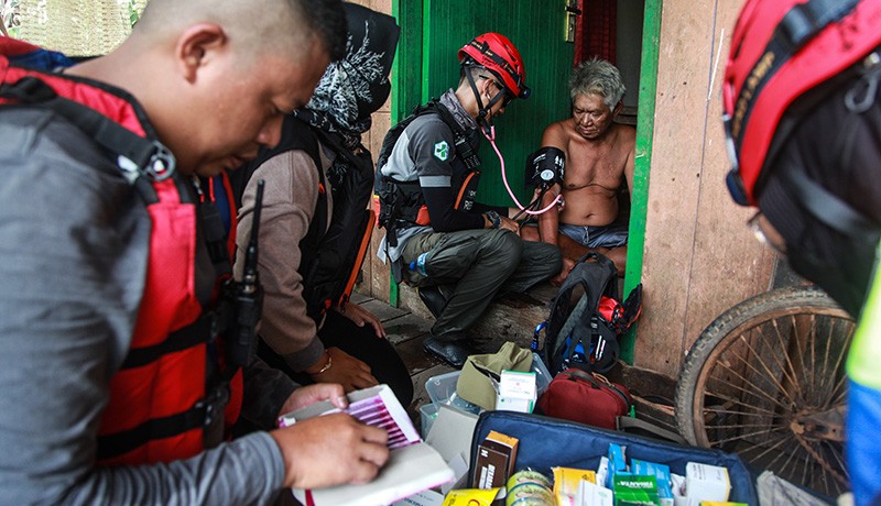 Banjir Belum Surut di Kalteng, Relawan Keliling Naik Perahu Cek Kesehatan Warga - Bagian 1