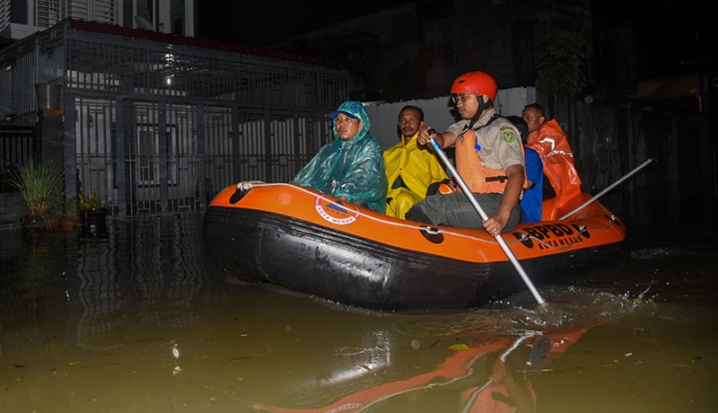 Kota Medan Terendam Banjir Setinggi 1,5 Meter, Puluhan Warga Mengungsi - Bagian 1