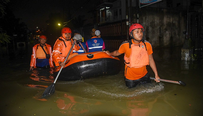 Kota Medan Terendam Banjir Setinggi 1,5 Meter, Puluhan Warga Mengungsi - Bagian 3