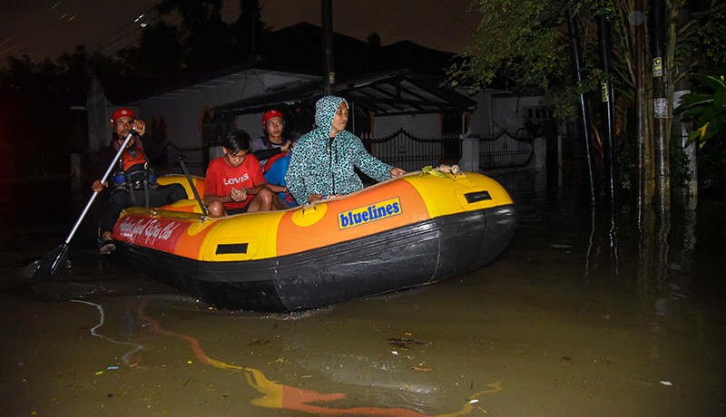 Kota Medan Terendam Banjir Setinggi 1,5 Meter, Puluhan Warga Mengungsi - Bagian 2