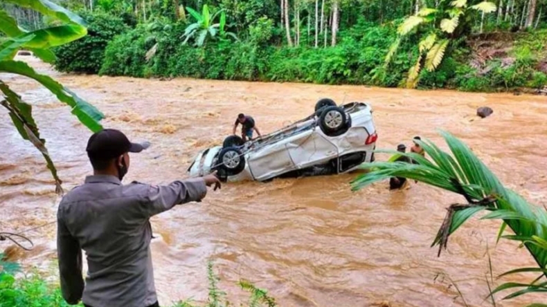 Diterjang Air Bah, Mobil Anggota Polisi di Aceh Terbalik dan Terseret Arus Sungai