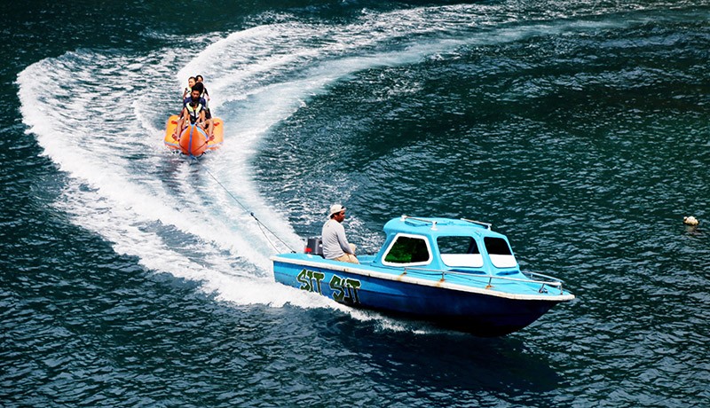 Melihat Air Laut yang Tenang dan Terumbu Karang Indah di Pantai Hol Sulamadaha - Bagian 1