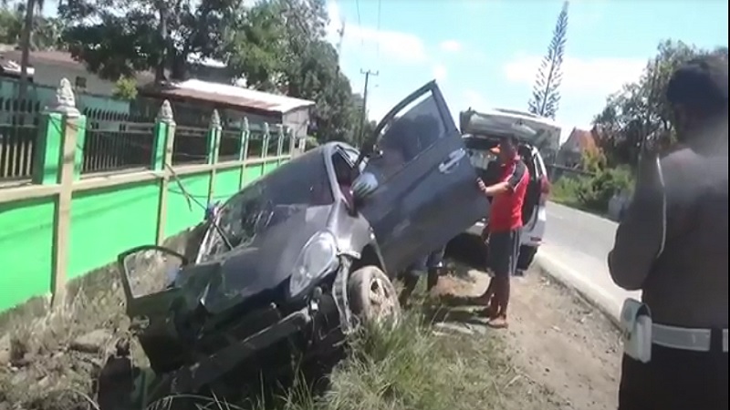 2 Guru SMA di Pinrang Tewas Usai Sepeda Motor yang Dikendarai Ditabrak Mobil