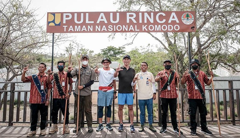 Gaya Sandiaga Uno Temani Menkes Singapura Kunjungi Labuan Bajo - Bagian 2