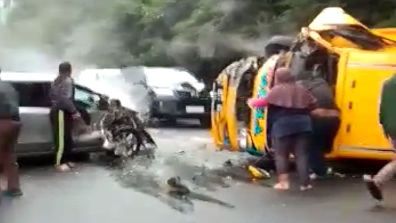 Tabrakan Truk Boks dengan Livina di Jalan Raya Puncak Cianjur, Lalin Macet 2 Km