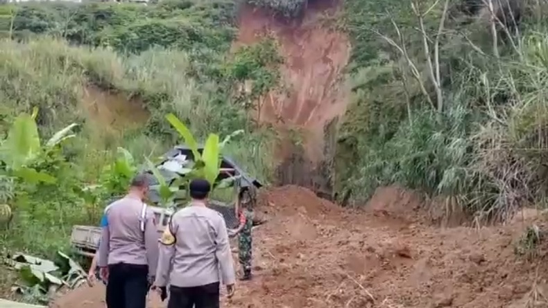Tebing Tanah Galian di Bojong Purwakarta Longsor, 1 Tewas 3 Terluka