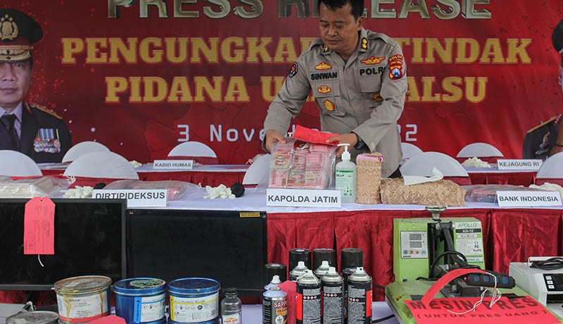 Penampakan Mesin Pencetak Uang Palsu - Bagian 2