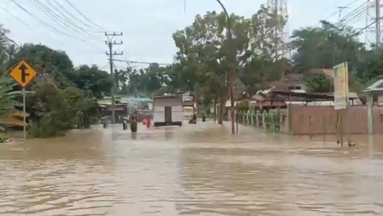 Jalan Lintas Medan-Banda Aceh Putus karena Banjir Bikin Macet hingga 20 Km