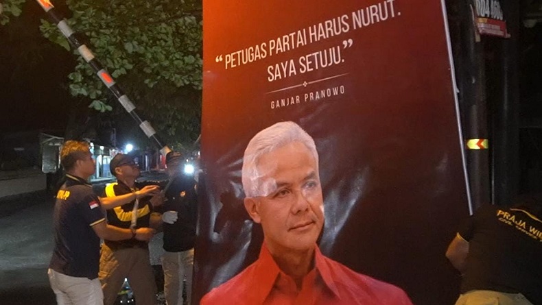 Baliho Bergambar Ganjar Pranowo Petugas Partai Dicopoti Satpol PP Kota Semarang 