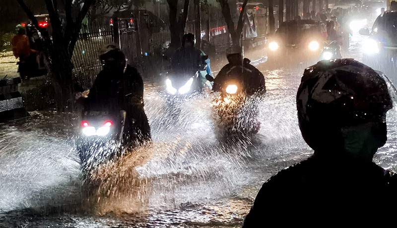 Jakarta Diguyur Hujan Deras, Sejumlah Ruas Jalan Tergenang - Bagian 3