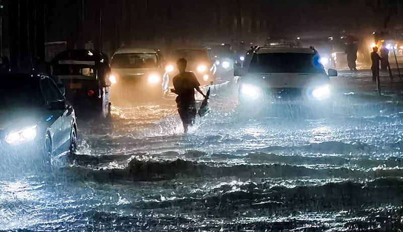 Jakarta Diguyur Hujan Deras, Sejumlah Ruas Jalan Tergenang - Bagian 1