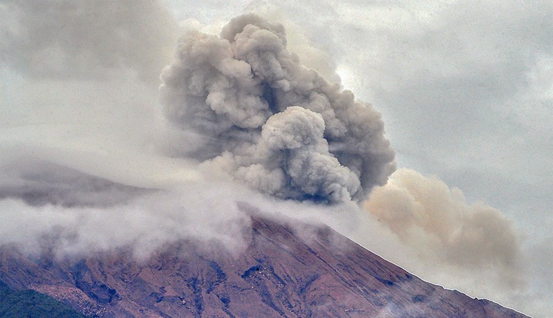 Penampakan Gunung Kerinci Erupsi Keluarkan Awan Panas ke Udara - Bagian 1