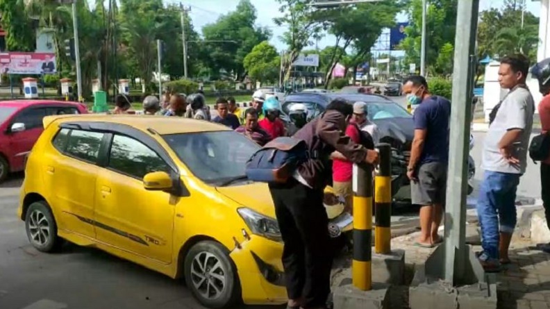 Traffic Light Mati Picu Tabrakan 2 Mobil di Kendari, 5 Orang Dilarikan ke Rumah Sakit