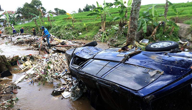 Penampakan Mobil-Mobil Hanyut Terseret Banjir di Banyuwangi - Bagian 1