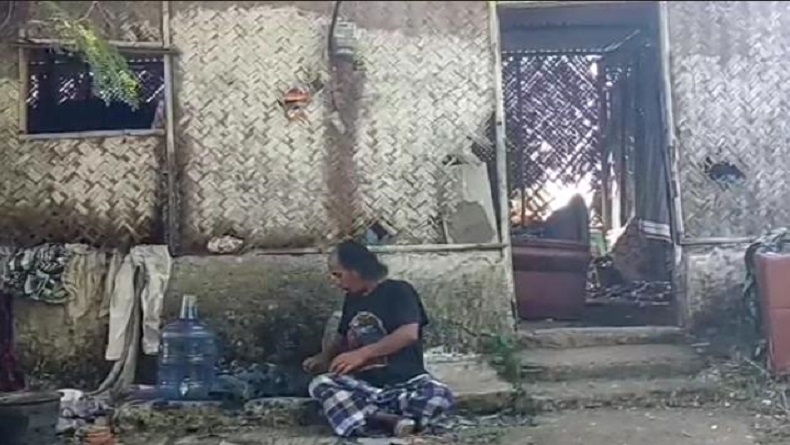 Memprihatinkan, 1 Keluarga di Indramayu Tinggal di Gubuk Reyot Beralas Tanah