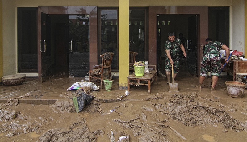 Material Lumpur Banjir Bandang Penuhi Jalan dan Bangunan di Ngaliyan Semarang - Bagian 1
