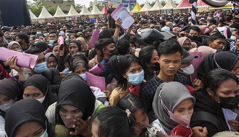 Ribuan Orang Berdesakan Melamar Kerja di Kota Batam - Bagian 1