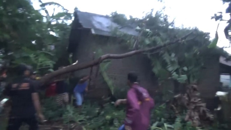 Hujan Es dan Angin Puting Beliung Rusak Puluhan Rumah Warga di Jombang