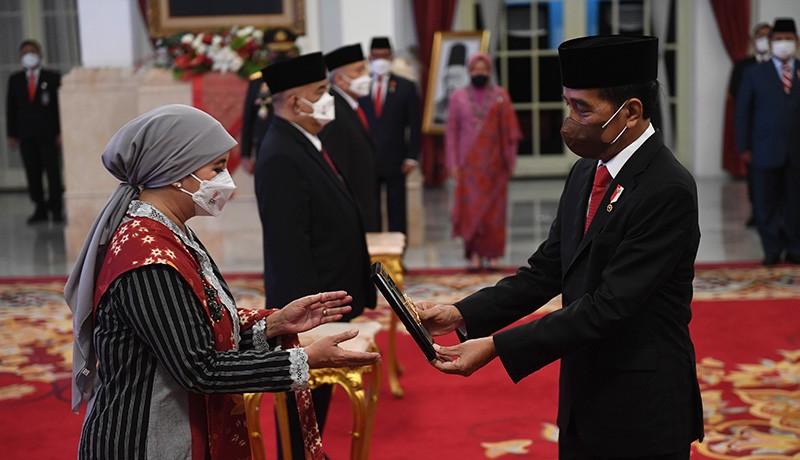 Momen Jokowi Serahkan Plakat Gelar Pahlawan Nasional kepada Keluarga Soeharto - Bagian 1