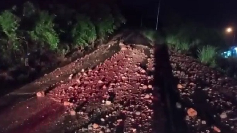 Tebing Setinggi 10 Meter Longsor di Kota Padang, Material Tanah Tutupi Akses Jalan