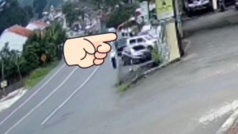 Terekam CCTV, 4 Pelajar di Semarang Tertabrak Mobil Sedan