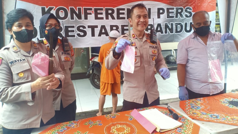 Kesal Tak Diberi Uang, Pengamen Aniaya Pengunjung Alun-Alun Bandung