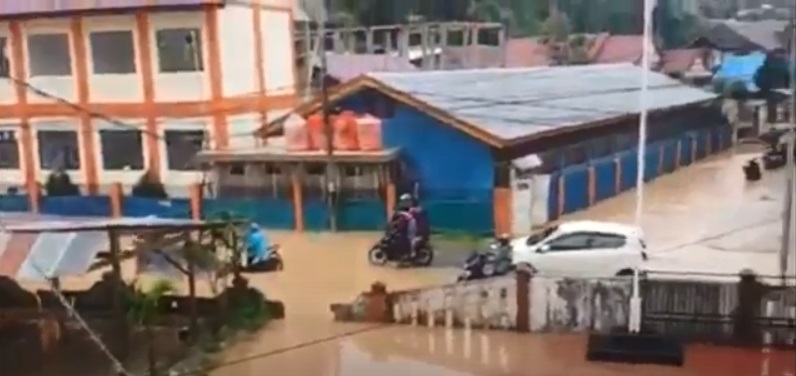 Diguyur Hujan Deras, Sejumlah Ruas Jalan dan Rumah Warga di Mamasa Tergenang Banjir