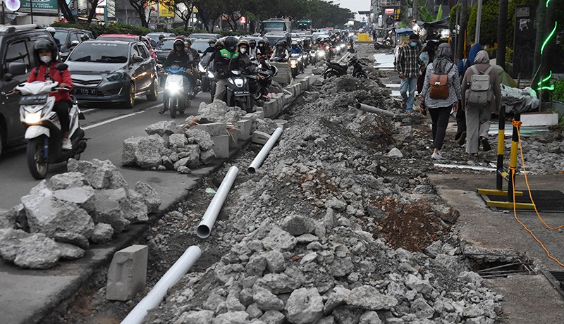 Duh, Puing Proyek Trotoar Berserakan Buat Jalan Margonda Depok Tambah Macet - Bagian 1