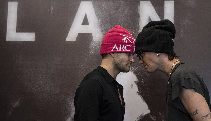 LANY Grup Musik Asal Amerika Bentangkan Merah Putih saat Konser Tur Asia 2022 - Bagian 3