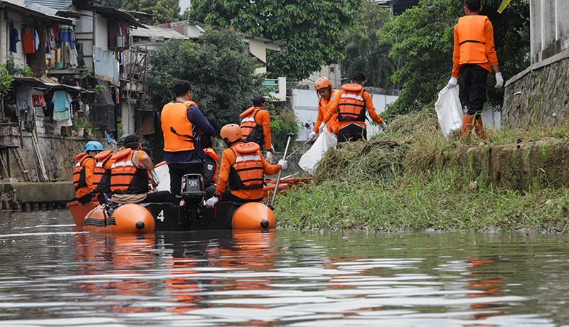 Petugas Gabungan Kerja Bakti Bersih-Bersih Sungai Ciliwung - Bagian 1