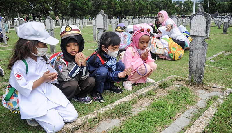 Siswa TK Tabur Bunga di TMP Cikutra Peringati Hari Pahlawan - Bagian 2