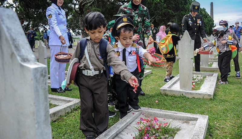 Siswa TK Tabur Bunga di TMP Cikutra Peringati Hari Pahlawan - Bagian 1