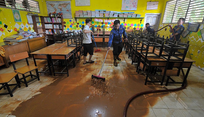 Bersih-Bersih Sekolah Terdampak Banjir di Jambi - Bagian 1