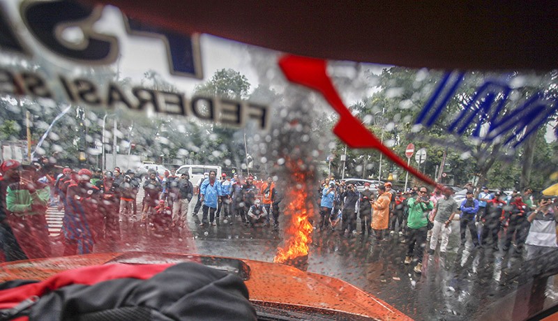 Ratusan Buruh Tuntut Kenaikan Upah dan Tolak PHK - Bagian 1