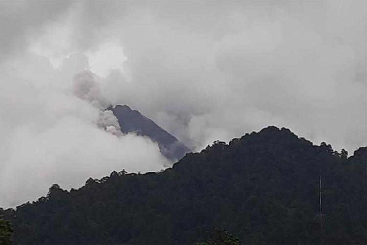 Gunung Merapi Muntahkan Lava Pijar 2 Kali Sejauh 1,5 Km