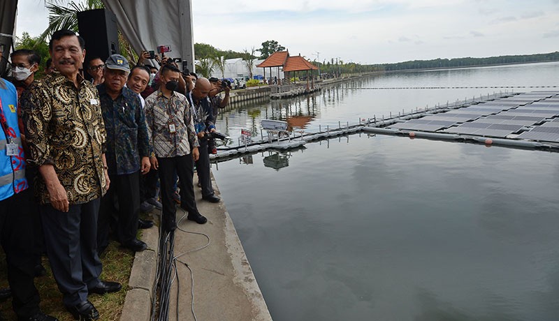 Menko Luhut Resmikan PLTS Terapung Berkapasitas 100 KWp di Nusa Dua - Bagian 1
