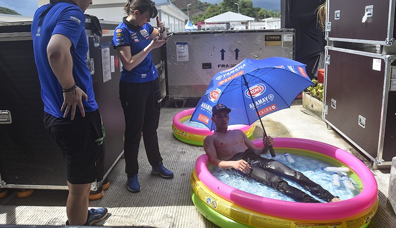 Kocak, Pembalap WSBK Berendam Air Es di Kolam Renang Bocah - Bagian 2