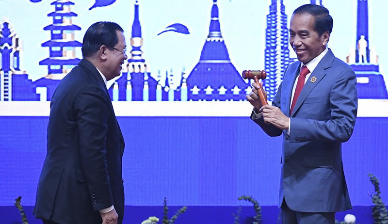 KTT ASEAN Ditutup, Presiden Jokowi Terima Palu dari PM Kamboja Hun Sen - Bagian 1
