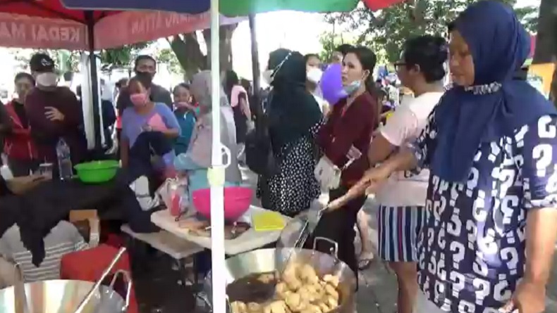 Bakso Goreng di CFD Ini Diserbu Pembeli, Penjual Sampai Siapkan Nomor Antrean