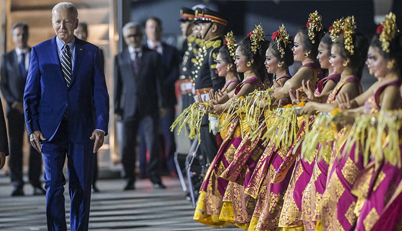 Joe Biden Disambut Tari Pendet saat Tiba di Bali - Bagian 2