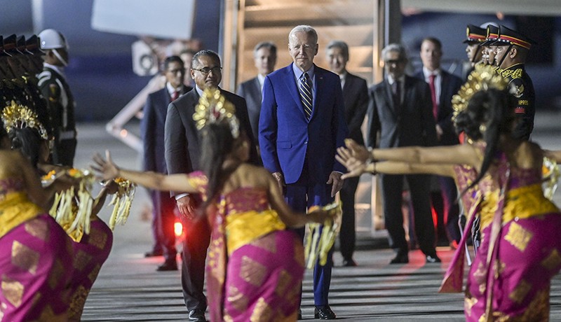 Joe Biden Disambut Tari Pendet saat Tiba di Bali - Bagian 1