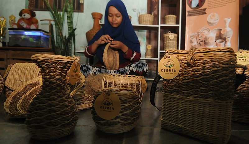 Kerajinan Tangan Berbahan Rotan dan Limbah Aren - Bagian 1