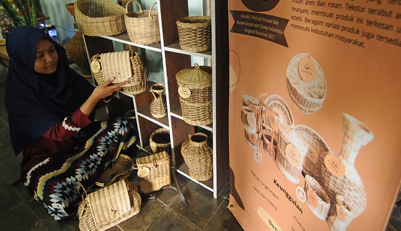 Kerajinan Tangan Berbahan Rotan dan Limbah Aren - Bagian 2