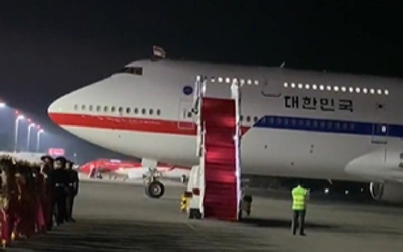 Pilot Pesawat Kepresidenan Korsel Kibarkan Merah Putih saat Mendarat di Bali