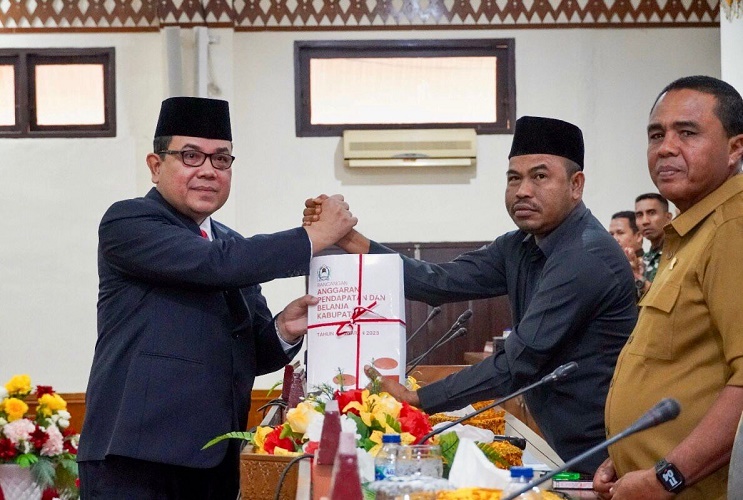 Rapat Paripurna DPRK ke-VIII, Pj Bupati Aceh Barat Serahkan R-APBK 2023