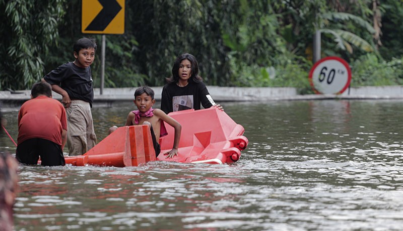 Akses Tol Jakarta-Tangerang KM 26 Putus akibat Banjir - Bagian 2