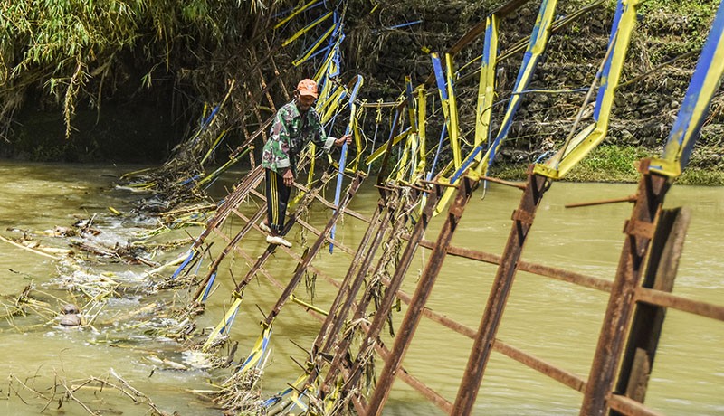 Ratusan Warga Desa Ciparay Terisolasi akibat Jembatan Rusak Diterjang Banjir Bandang - Bagian 1