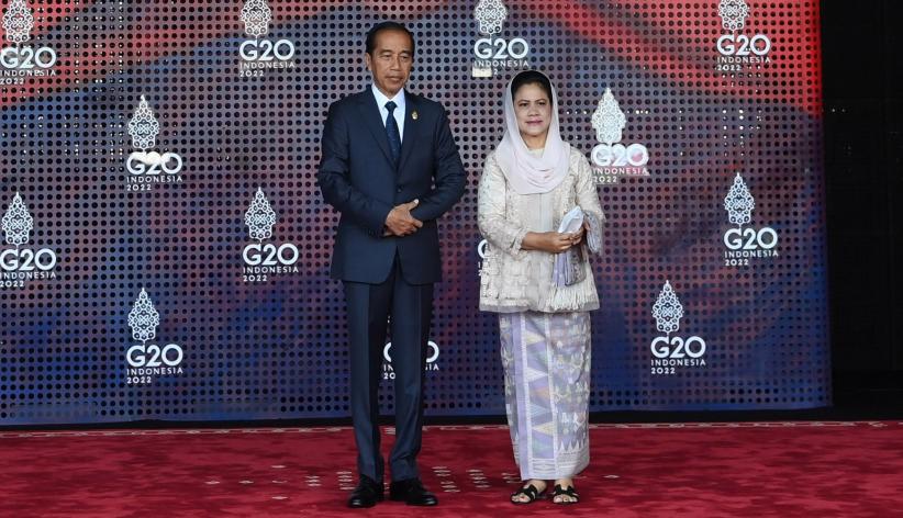 Penampilan Presiden Jokowi dan Iriana Siap Sambut Para Pemimpin Negara G20 - Bagian 1