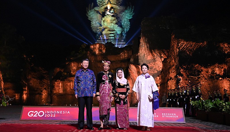 Presiden Jokowi Pakai Baju Adat Bali saat Jamuan Makan Malam G20 - Bagian 2