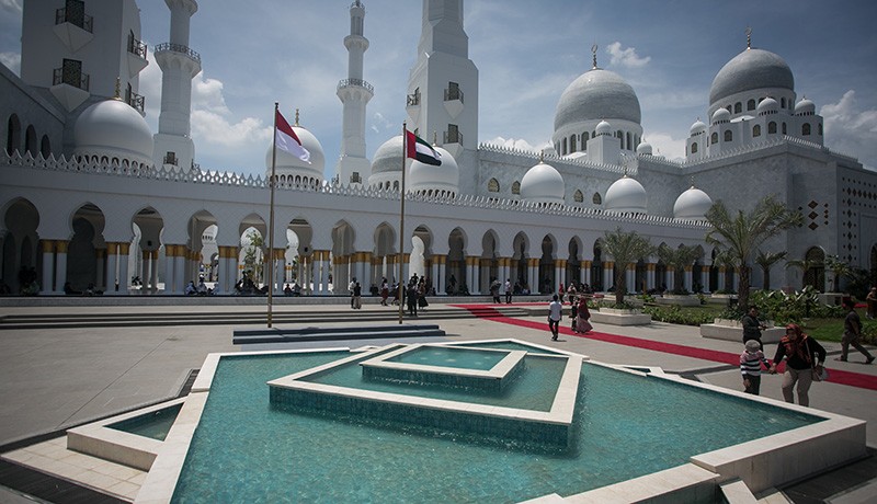 Penampakan dari Udara Kemegahan Masjid Raya Sheikh Zayed di Tengah Kota Solo - Bagian 3